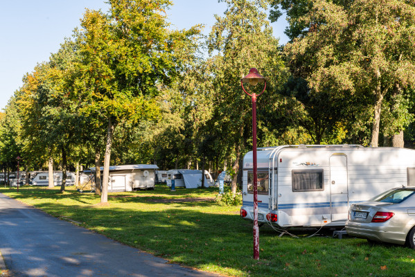 Wohnwagen und Autos geparkt an der Zufahrtstraße auf dem Campingplatz Baltic Freizeit in Markgrafenheide.
