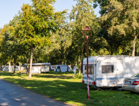 Wohnwagen und Autos geparkt an der Zufahrtstraße auf dem Campingplatz Baltic Freizeit in Markgrafenheide.