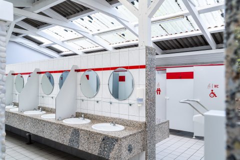 Waschplätze mit Spiegeln im Wasch- & Sanitärgebäude auf dem Campingplatz Baltic Freizeit in Markgrafenheide.