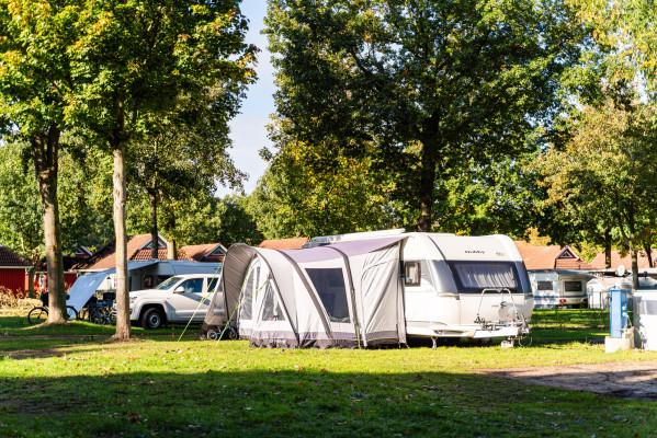 Wohnwagen mit Vorzelt im Sonnenlicht auf dem Campingplatz Baltic Freizeit in Markgrafenheide.