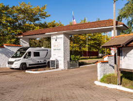 Toreinfahrt auf dem Campingplatz von Baltic Freizeit mit ausfahrendem Wohnmobil..