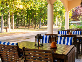 Sitzecke draußen am Restaurant vom Campingplatz.