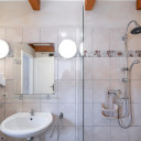 Modern ausgestattetes Badezimmer mit Dusche, Waschbecken und Föhn bei Baltic Freizeit in Markgrafenheide.