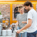 Pärchen am Büffet im Restaurant des Campingplatzes.