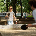 Junges Pärchen spielt Tischtennis auf dem Campingplatz von Baltic Freizeit.